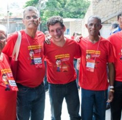 Deputado federal Reginaldo Lopes do PT-MG veste camiseta promocional produzida pela VZ