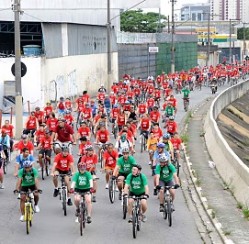 A galera do Shopping Anália Franco veste VZ Camisetas